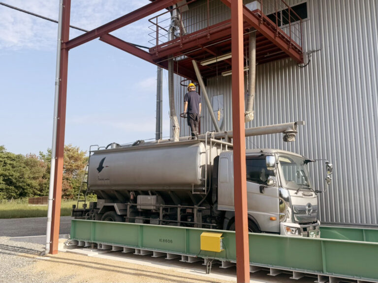 国産飼料用トウモロコシ出荷の様子